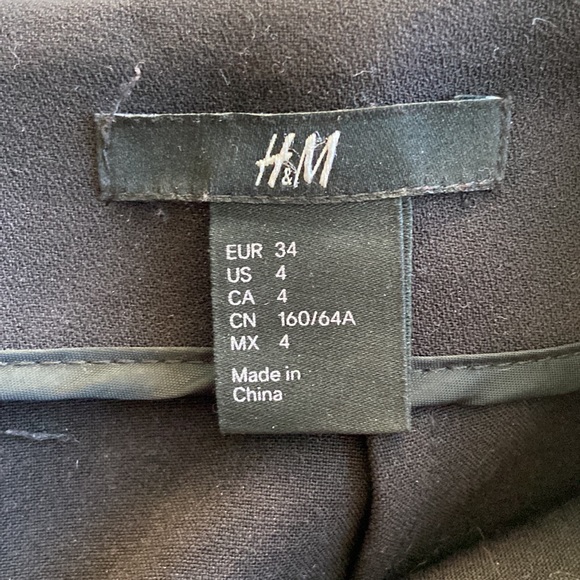 Black H&M shorts with details on sides in size 4. - Picture 4 of 4